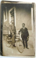 CPA PHOTO HOMME VELO ANCIEN BICYCLETTE DEUX ROUES  HOMMES TRANSPORT - Ciclismo