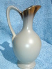 Vase, Pichet, Aiguiere En Gres Beige Et Or Avec Anse (12-852) - Otros & Sin Clasificación