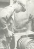 60. THOUROTTE.  MANUFACTURE DES GLACES ET PRODUITS CHIMIQUES DE ST-GOBAIN-CHAUNY. OUVRIER VERRIER, 1933. PHOTO F.KOLLAR. - Thourotte