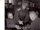 ÉCHECS / CHESS : UNE PARTIE D´ ÉCHECS - OFFICIERS Et SOLDATS En ROUMANIE - PHOTO 13 X 18 CM - ANNÉE ~ 1950 (k-774) - Echecs