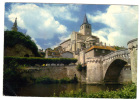 Cp , 86 , MONTMORILLON , Le Pont Vieux Du Moyen Age Au Pied De L´église Notre Dame , Vierge - Montmorillon