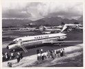 Attention Photo (dim 20.5 X 25.5) D´un Avion DC 9 De La Compagnie " Hawaiian " Sur L'aéroport D' Honolulu - Aviation