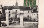 BOURG-EN-RETZ. Le Nouvel Hospice. La Cour D'honneur. (homme Avec Brouette, Pensionnaires Derrière La Grille, Animation). - Bourgneuf-en-Retz