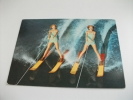 Pin Up Coppia Sportive Bionde Sugli Sci Nautici - Ski Nautique