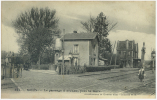 60 - OISE - MOUY - 414 - LE PASSAGE A NIVEAU PRES DE LA GARE. ANIMEE. ARRONDISSEMENT DE CLERMONT. - Mouy