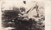 CP Photo Un Avion Abattu Avec Le Cadavre Du Pilote Dans Le Secteur D´Ypres (Leper) (aviation) (A10, Ww1, Wk1) - Ieper