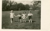 Four Small Children Taking A Walk At The Countryside Of A Mansion - Scherenschnitt - Silhouette