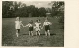 Four Small Children Taking A Walk At The Countryside Of A Mansion - Scherenschnitt - Silhouette