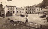 55 MONTMEDY - La Place - Magasin "Au Bon Marché" - Automobiles - Montmedy