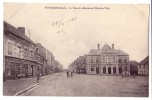 PUTANGES (Orne)  La Place Du Marché Et L'Hôtel De Ville - Putanges