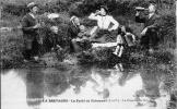 35 PAIMPONT  BRETONS EN  PIQUE NIQUE DANS  LA FORET DE PAIMPONT JOUANT ACCORDEON - Paimpont