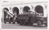 Carte Postale Photo Miitaire Français Camion Américain Avec Missiles Devant  Une Mairie A LOCALISER A SITUER 2 Scans - - Equipment