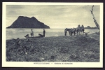 CPA ANCIENNE- OCÉANIE- NOUVELLE CALÉDONIE- LES ROCHERS DE HIENGHENE- BELLE ANIMATION- CANOË- CHEVAUX - BORD DE MER - Neukaledonien