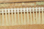 BROSSE ANCIENNE à MOUSTACHE ? 1 RANG POIL BLANC à Usage ? / Ets ROGER VIREMONDOY  Rue Marengo PARIS - Scatole