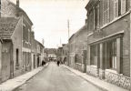 CPSM  BONNIERES  Rue Raymond Pochon Avec Son Café Bal Et Chambres - Bonnieres Sur Seine