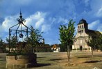 68 - NEUF-BRISACH - La Place D'Armes Avec L'Eglise Catholique Et Le Vieux Puits - Neuf Brisach