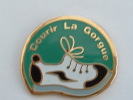 Pin´s CHAUSSURE  - COURIR LA GORGUE N°2 - Atletismo