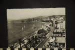 CP, 06, Cannes La Plage La Promenade De La Croisette Et Le Suquet - Cannes