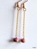 Boucles D'oreilles Rhodonite Facettée Rose Pierre Semi-précieuse Et Accessoires Dorés  Hauteur Totale: Environ 65mmm - Oorringen