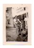 Véritable Photo Non Dentelée : "Une Femme En Vieux Vélo Devant Une Vieille Pompe à Essence" A Identifier A Localiser - Cyclisme