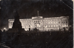 BR6808 Buckingham Palace  With The Queen Victoria Memorial  2 Scans - Buckingham Palace