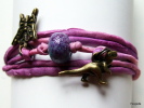 Bracelet Mauve Rose En Soie Teinte Artisanalement, Perle En Verre Filé Turquoise Et Violet Et Ses Breloques, Papillon Et - Pulseras