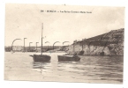 Morgat (29) : Barque Devant Les Petites Grottes à Marée Haute Et Vue Sur Les H[otels De Lq Plqge   De 1920. - Morgat