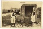GUILVINEC. - Jeunes Bigoudennes Au Vieux Puits Breton - Guilvinec