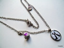 Collier Jeune Fille Ses Lapins Noirs Et Son Tutu Mauve  Longueur: Environ 52 Cms - Necklaces/Chains