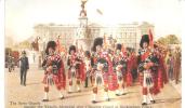 58978)cartolina Illustratoria The Scost Guards Passing The Victoria Memorial At Buckinngham Palace E Panorama - Buckingham Palace