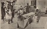 TANZANIE ZANZIBAR WATER CARRIERS AT THE PIPE - Tanzanie