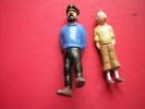 PETITE FIGURINE EN PLASTIQUE TINTIN ET LE CAPITAINE HADDOCK ECRIT HERGE  LU  SUR LES PIEDS - Little Figures - Plastic