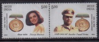 India MNH 2004, Se-tenent Of 2, Asoka Chakra Winners, Medel, Neerja Bhanot & Randir Prasad Verma - Unused Stamps