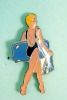 PIN UP BLONDE EN MAILLOT AVECV SA PLANCHE DE SURF - Pin-Ups