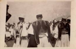 DURAZZO [ DURRËS ] ?!? - À IDENTIFIER ! - GROUPE D'HOMMES : DANSE ? - CARTE ´VRAIE PHOTO´ ANCIENNE (l-793) - Albanie