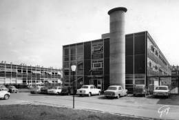 95-SARCELLES-LOCHERES..ECOLE ANATOLE FRANCE AVEC VOITURES.....CPSM GRAND FORMAT - Sarcelles