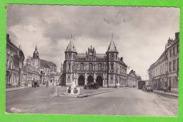 AUXI LE CHATEAU - Place De L'Hôtel De Ville - L'Eglise (Citroên 2CV) - Auxi Le Chateau