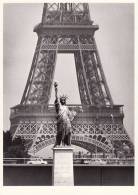 PARIS - AU PONT MIRABEAU - TOUR EIFFEL - PHOTOGRAPHE ROBERT DOISNEAU - Doisneau
