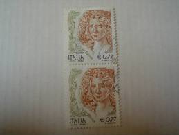 ITALIA REPUBBLICA  - COPPIA USATA - 2002 - DONNA DONNE  NELL'ARTE - FOGLIE COLORATE PER STAMPA SPOSTATA - € 0,77 X 2 - Variedades Y Curiosidades