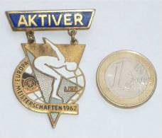 SWIMMING EUROPEAN CHAMPIONSHIPS 1962 Leipzig (Germany) OFFICIAL PARTICIPANT BADGE Pin Natation Natacion Schwimmen Nuoto - Natation