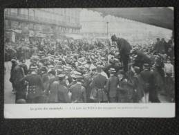 PARIS - LA GREVE DES CHEMINOTS -à La Gare Du Nord Les Voyageurs Ne Peuvent Plus Sortir - Lots, Séries, Collections