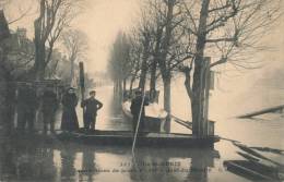 ( CPA 93 )  ILE-SAINT-DENIS  /  Inondations Janvier 1910  -  Quai Du Moulin - - L'Ile Saint Denis