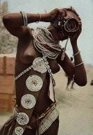 African Girl In Tribal Outfit Topless - Ohne Zuordnung