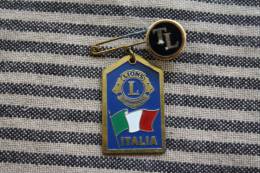 Badge+ Pin's >ITALIA Du LION'S Club La Castro Castro Lion Roar Lions Club Rotary - Andere & Zonder Classificatie