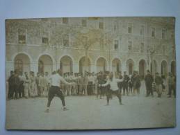 Jolie Carte  PHOTO  D´escrimeurs  Dans Une Cours De Caserne - Fechten