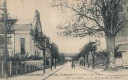 ( CPA 93 )  VILLEMOMBLE  /  Avenue Destouche Et La Salle Des Fêtes  - - Villemomble