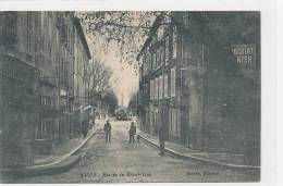 83 // AUPS  Rue De La République   Gorde édit - Aups