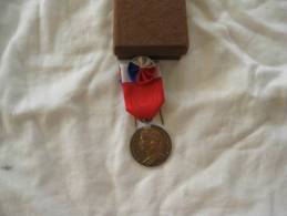 Medaille Du TravailVERMEIL 30 Ans Avec Nom Gravé Dans Son Boitier - France