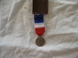 Medaille Du Travail Argent 20 Ans Avec Nom Gravé Dans Son Boitier - Frankreich