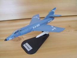 Miniature + Socle Avion Chasse SUPER ETENDARD -  Metal - Airplanes & Helicopters